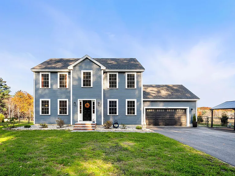 Modest New Hampshire Colonial built by ARoy Builders in Goffstown NH